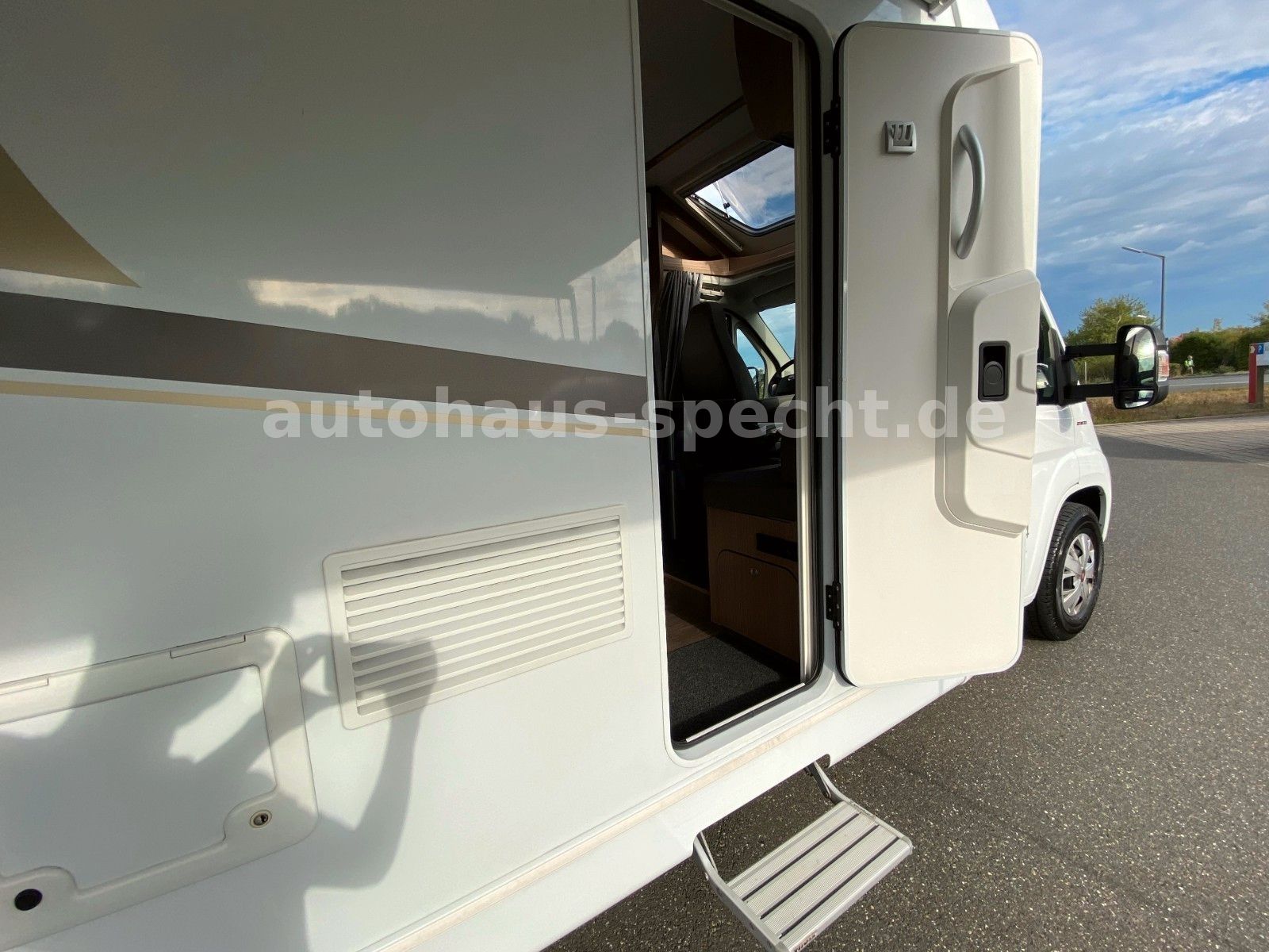 Fahrzeugabbildung Carado T334 / 3,5t / 1. Hand / kein Mietwagen