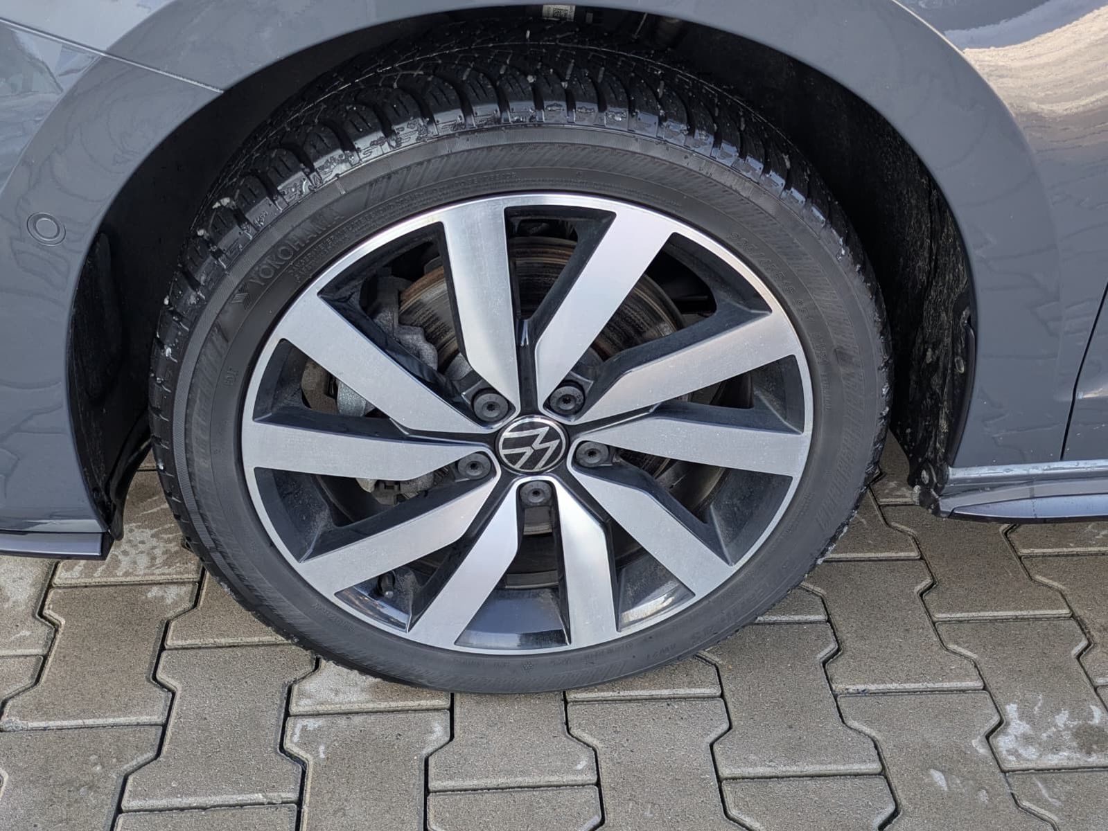 Fahrzeugabbildung Volkswagen Touran 2.0 DSG R-Line High BLACK Pano 7Si IQ AHK