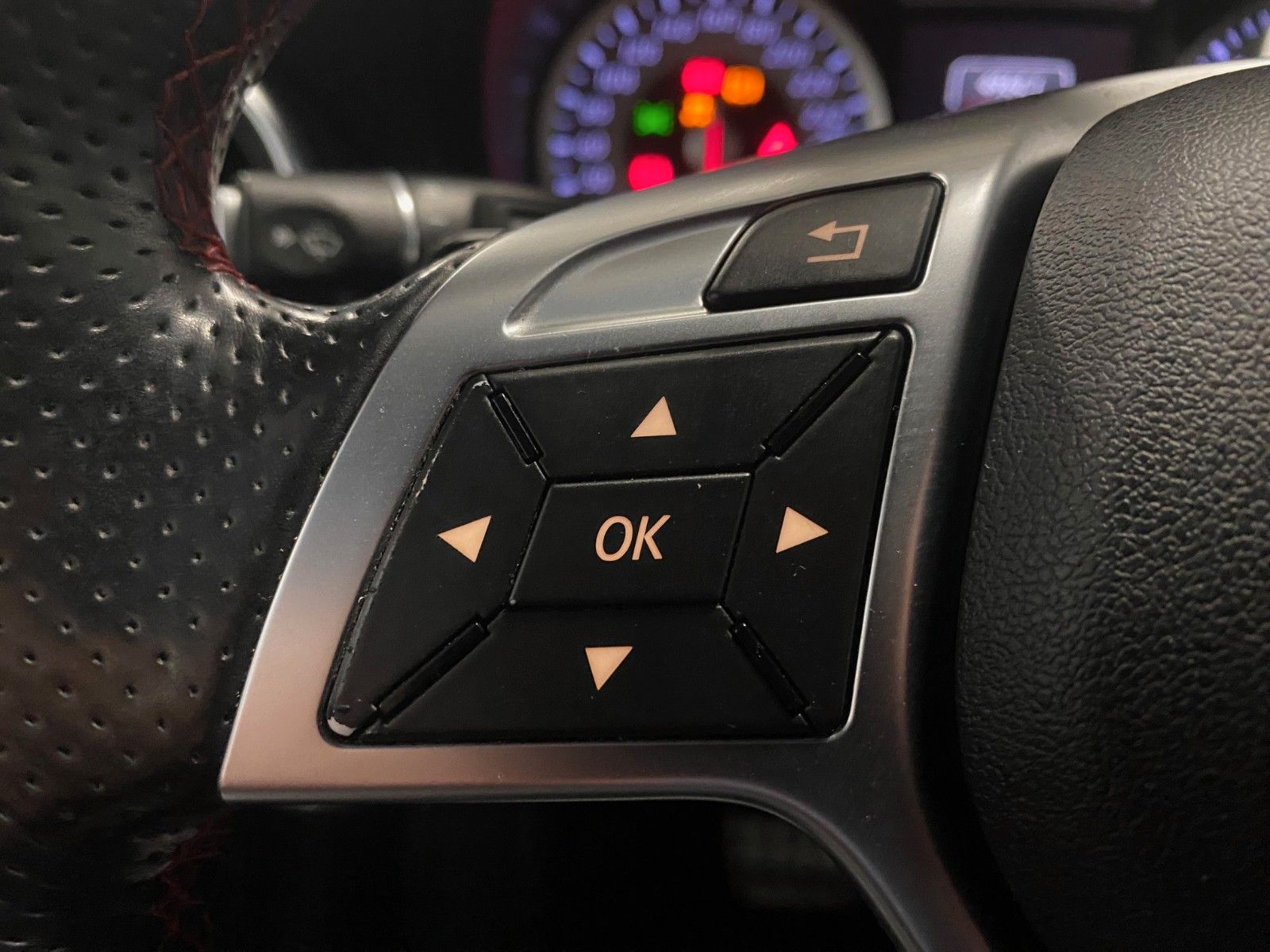 Fahrzeugabbildung Mercedes-Benz A 180 StreetStyle+NAVI+18"+AMG Optik Paket+DCT+