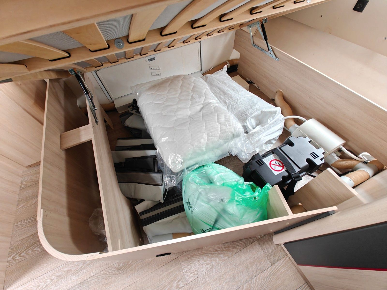 Fahrzeugabbildung Hobby De Luxe Edition 650 KMFe - Etagenbetten, 2x Sitz