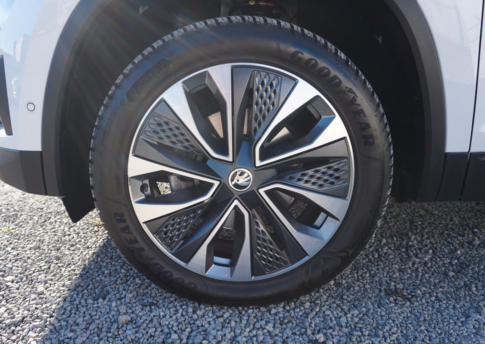 Fahrzeugabbildung SKODA Kodiaq Tour 4x4, LED,Navi,Kamera,SH,DAB,AHK