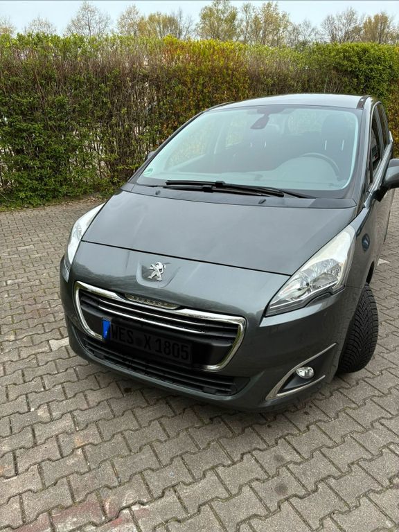 Image of Peugeot e-5008