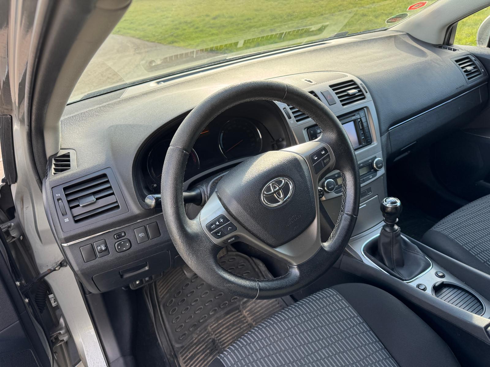Toyota Avensis 2011 — photo 12
