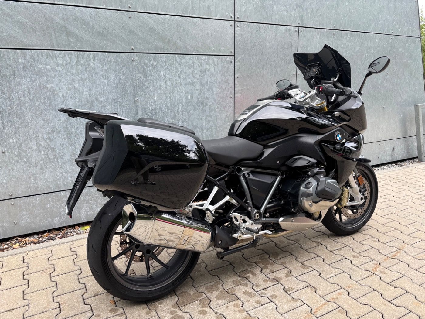 Fahrzeugabbildung BMW R 1250 RS Style Triple Black 3 Pakete Notruf