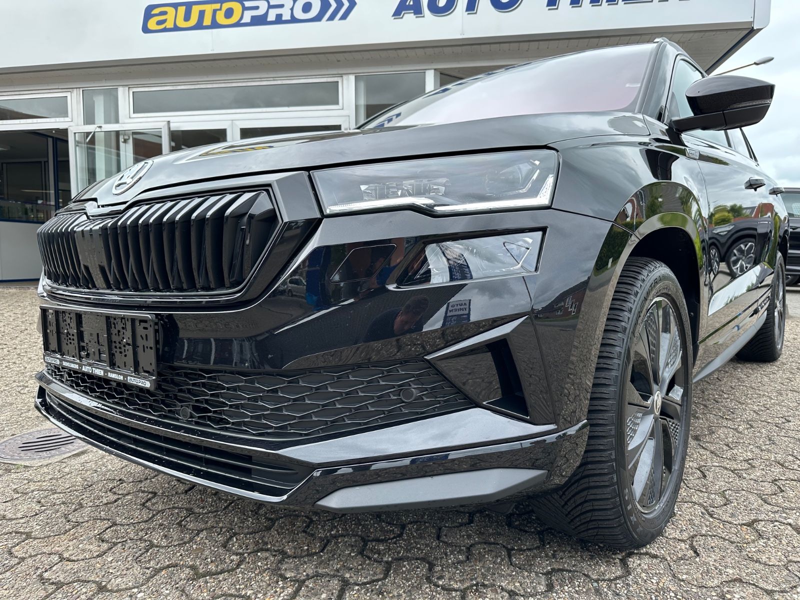 Fahrzeugabbildung SKODA Karoq 2.0 TSI Sportline 4x4 Pano/Matrix/ACC/Navi