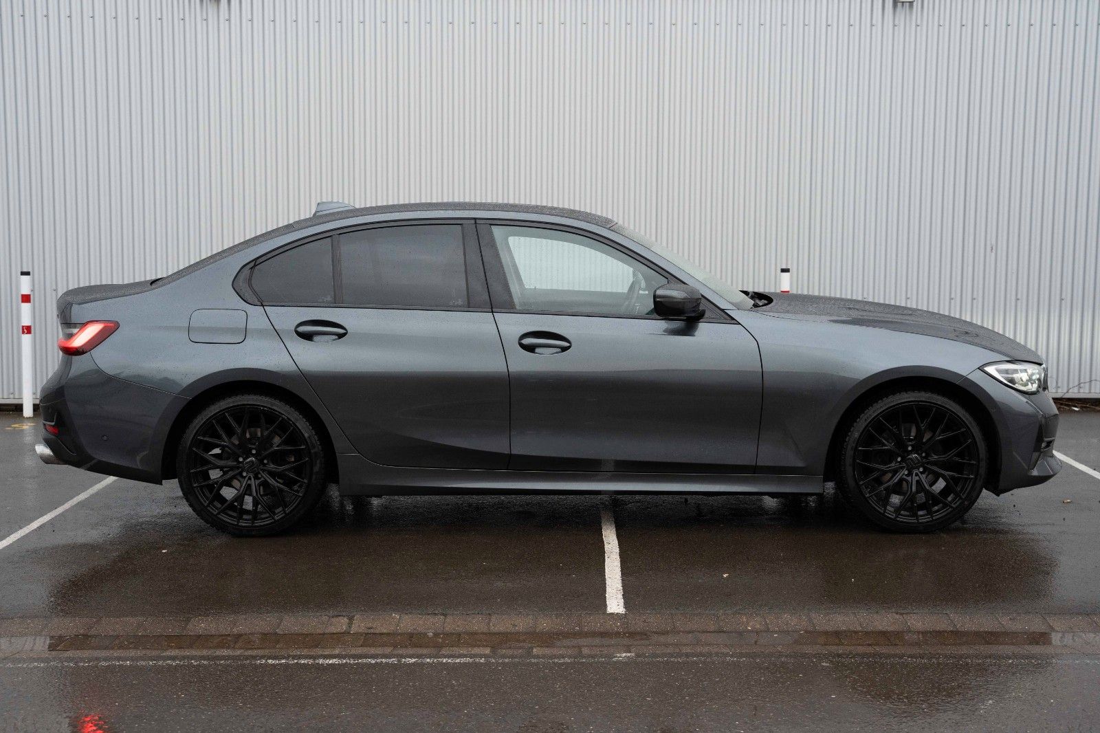 Fahrzeugabbildung BMW 320D SPORTLINE SHADOW LED ALLW 19" VIRTC AHK