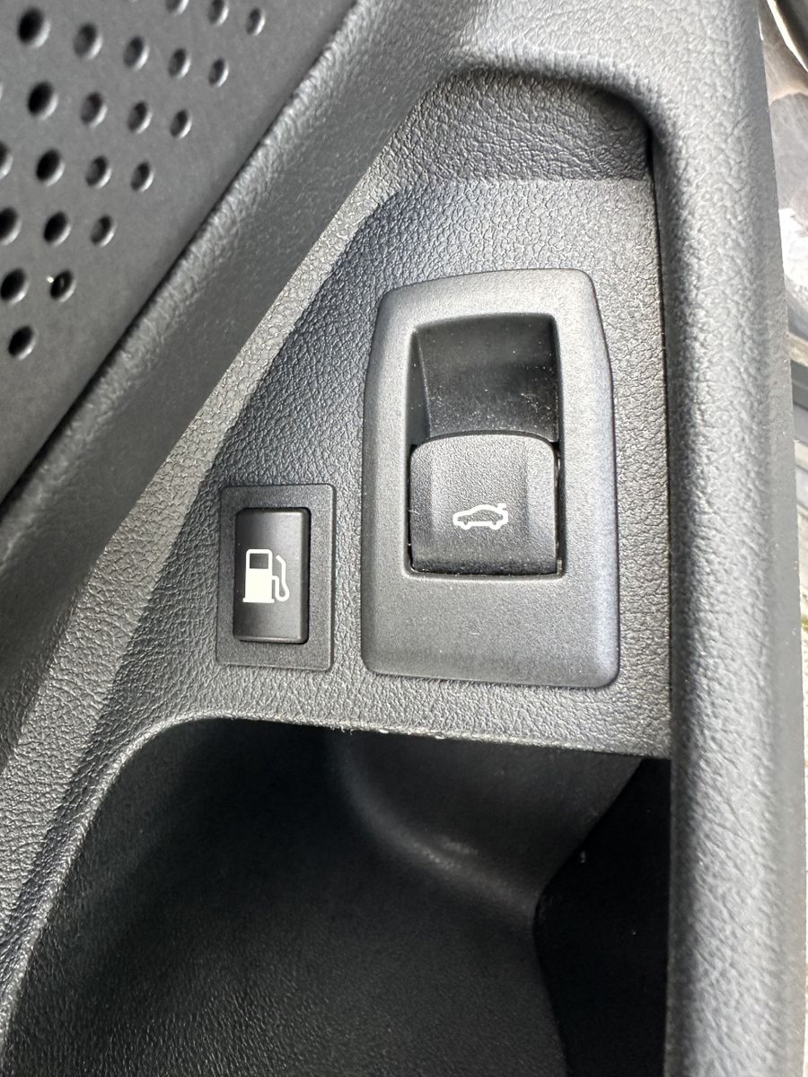 Fahrzeugabbildung BMW 330e Touring xDrive M-Sport NAV+LED+PANO+AHK+SHZ