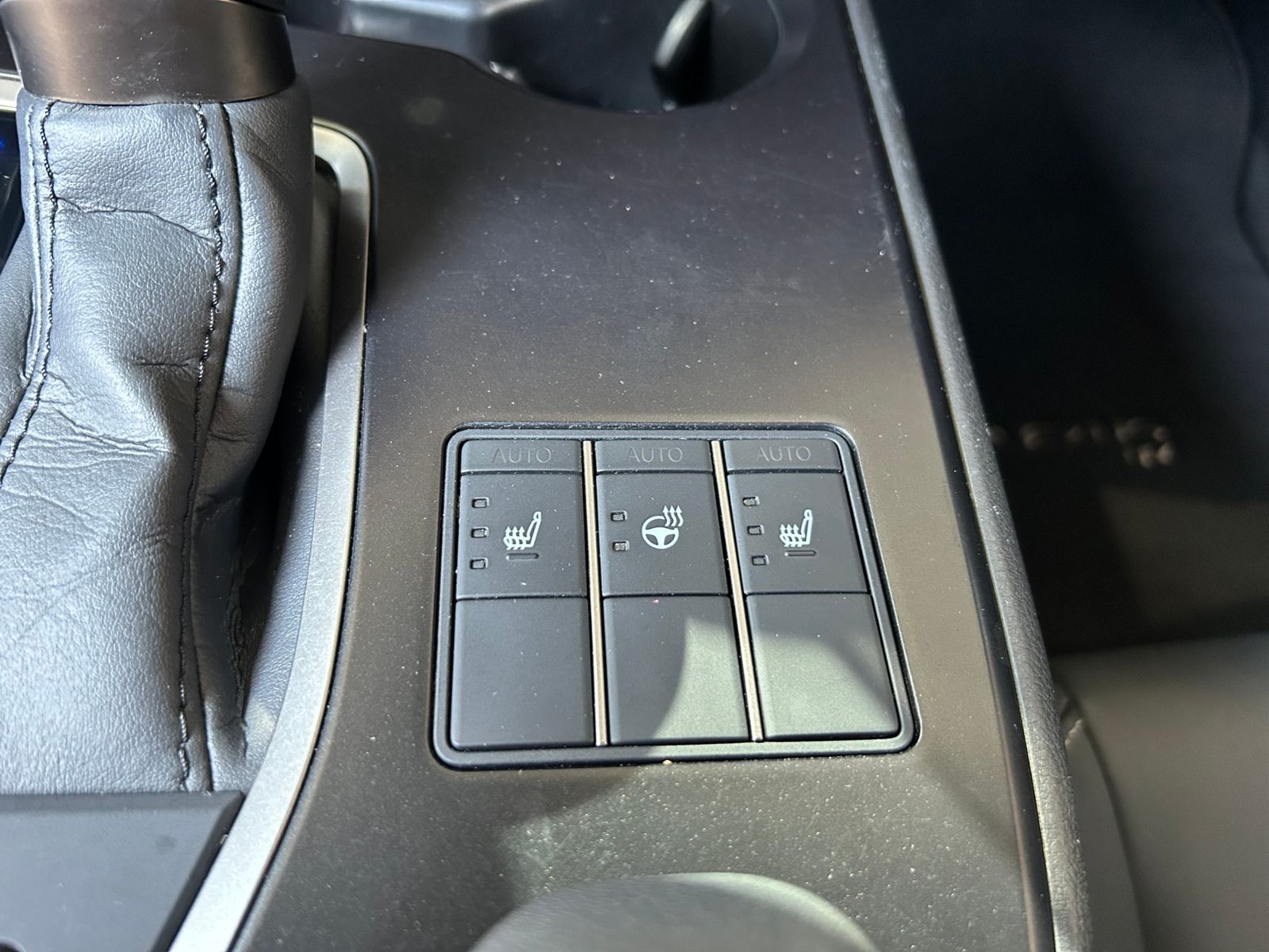 Fahrzeugabbildung Lexus UX 250 h F Sport HUD LED NAV RFK SHZ ALU
