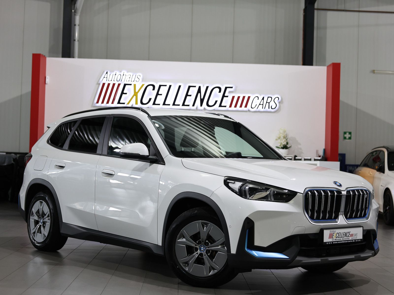 BMW iX1 30 xDrive 95,7% PREMIUM / HARMAN/KARDON, LED