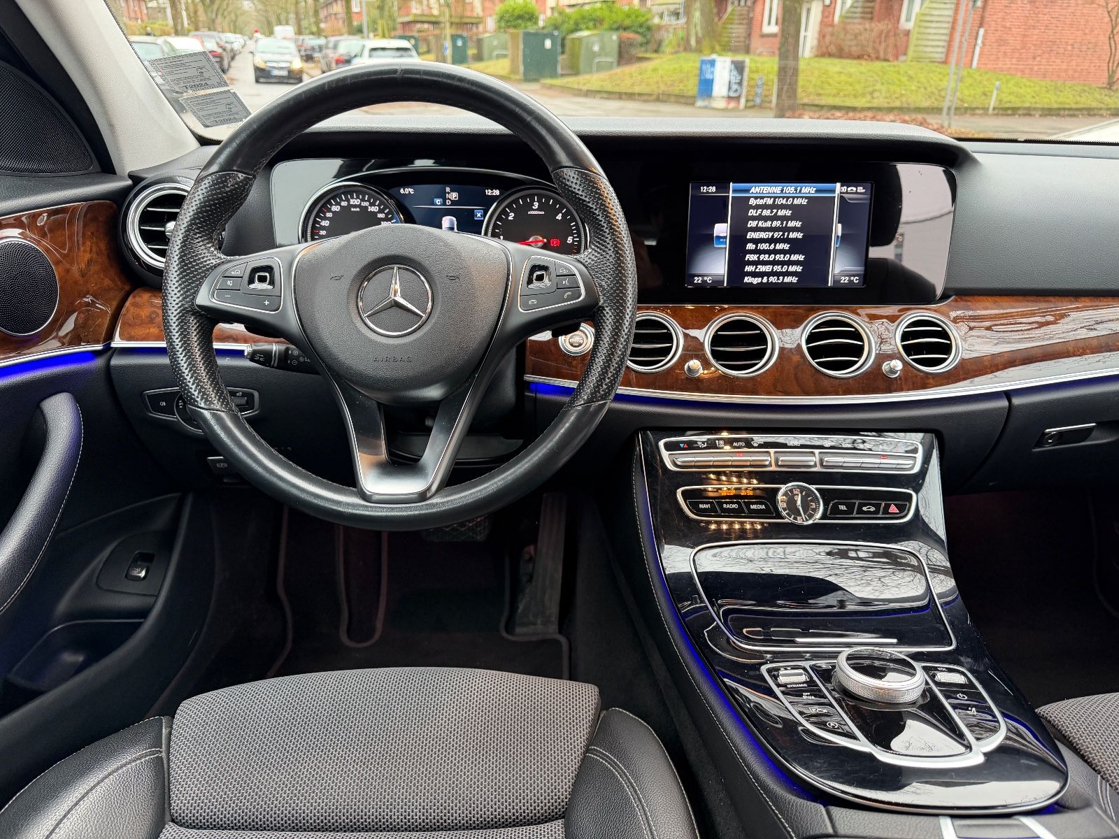 Fahrzeugabbildung Mercedes-Benz E 220d T Avantgarde LED*ACC*TEILLEDER*SHZ*AUTO