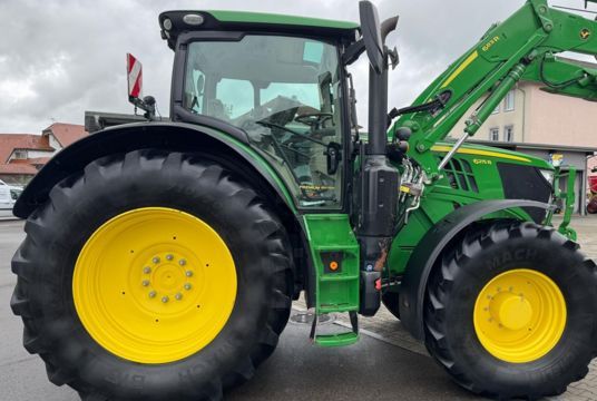 John Deere 6215 R mit FRONTLADER und FRONTZAPFWELLE