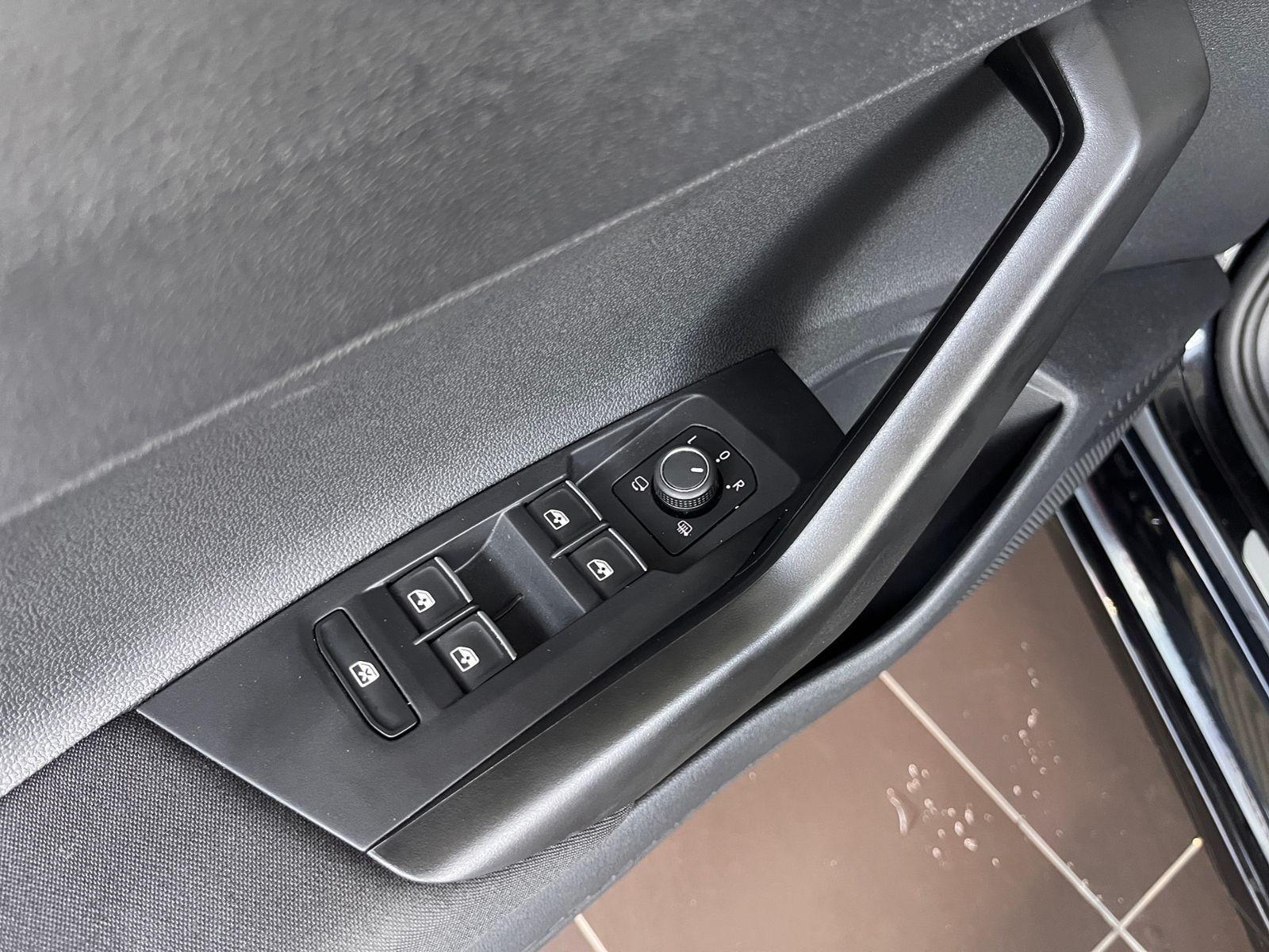 Fahrzeugabbildung Volkswagen Taigo R-Line 1.5 DSG KLIMA AHK LED NAV SHZ