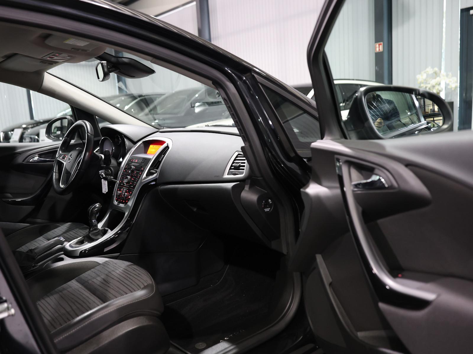 Opel Astra J 1.6 STYLE / LEDER / TEMPOMAT / PDC / SHZ