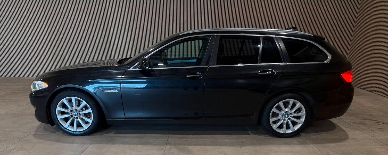 BMW 530 2010 — салон