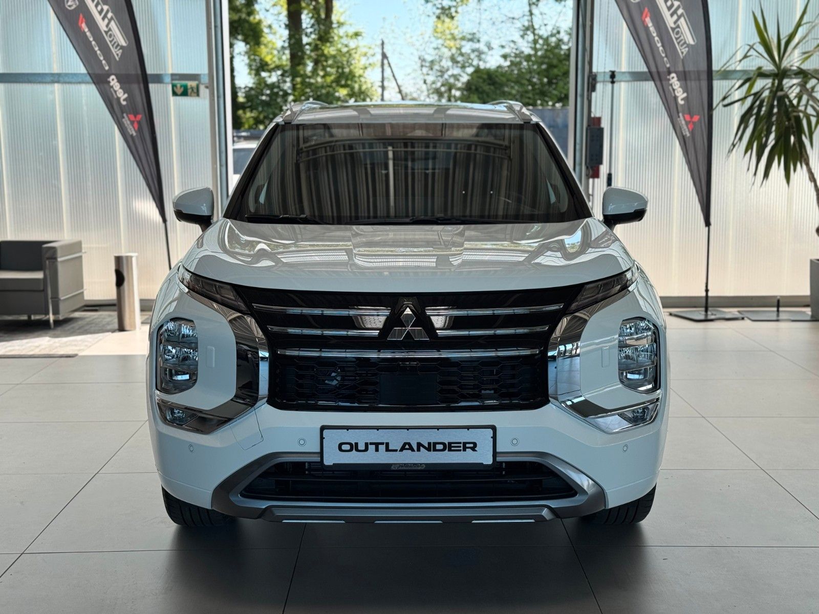 Fahrzeugabbildung Mitsubishi Outlander 2.4 PLUG-IN HYBRID 4WD TOP
