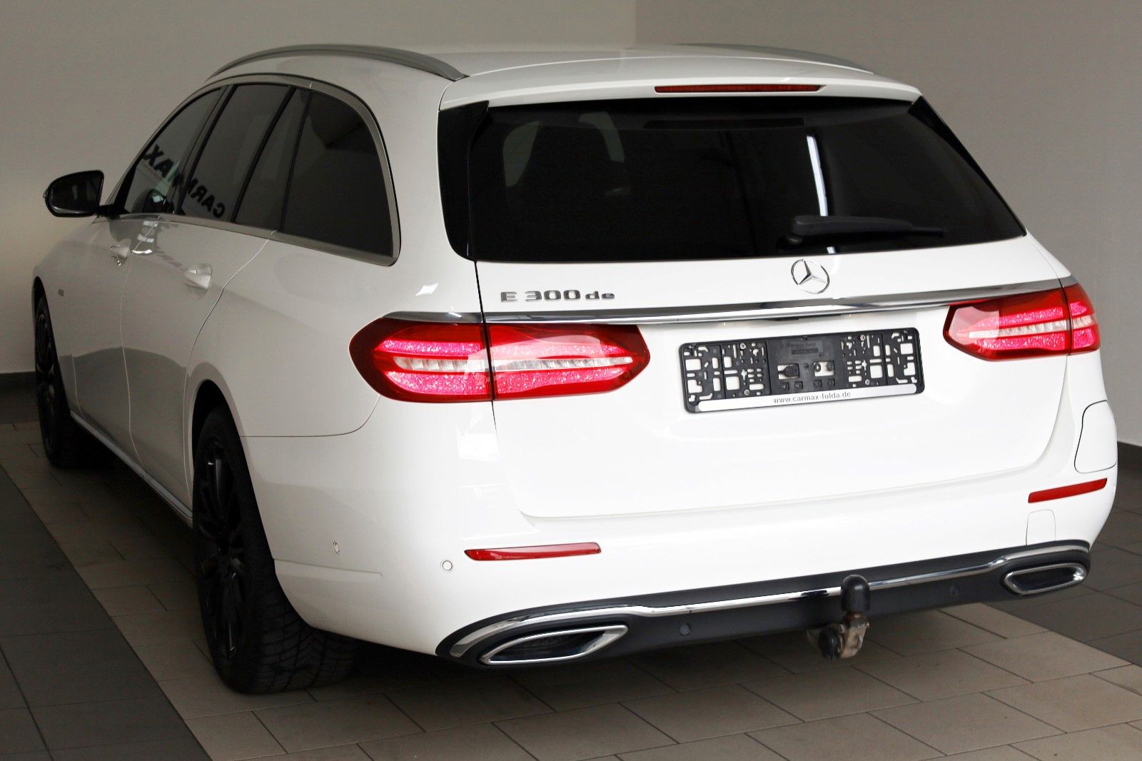 Fahrzeugabbildung Mercedes-Benz E 300de T Avantgarde,Navi,LED,Kamer,SH,AHK,SR+WR