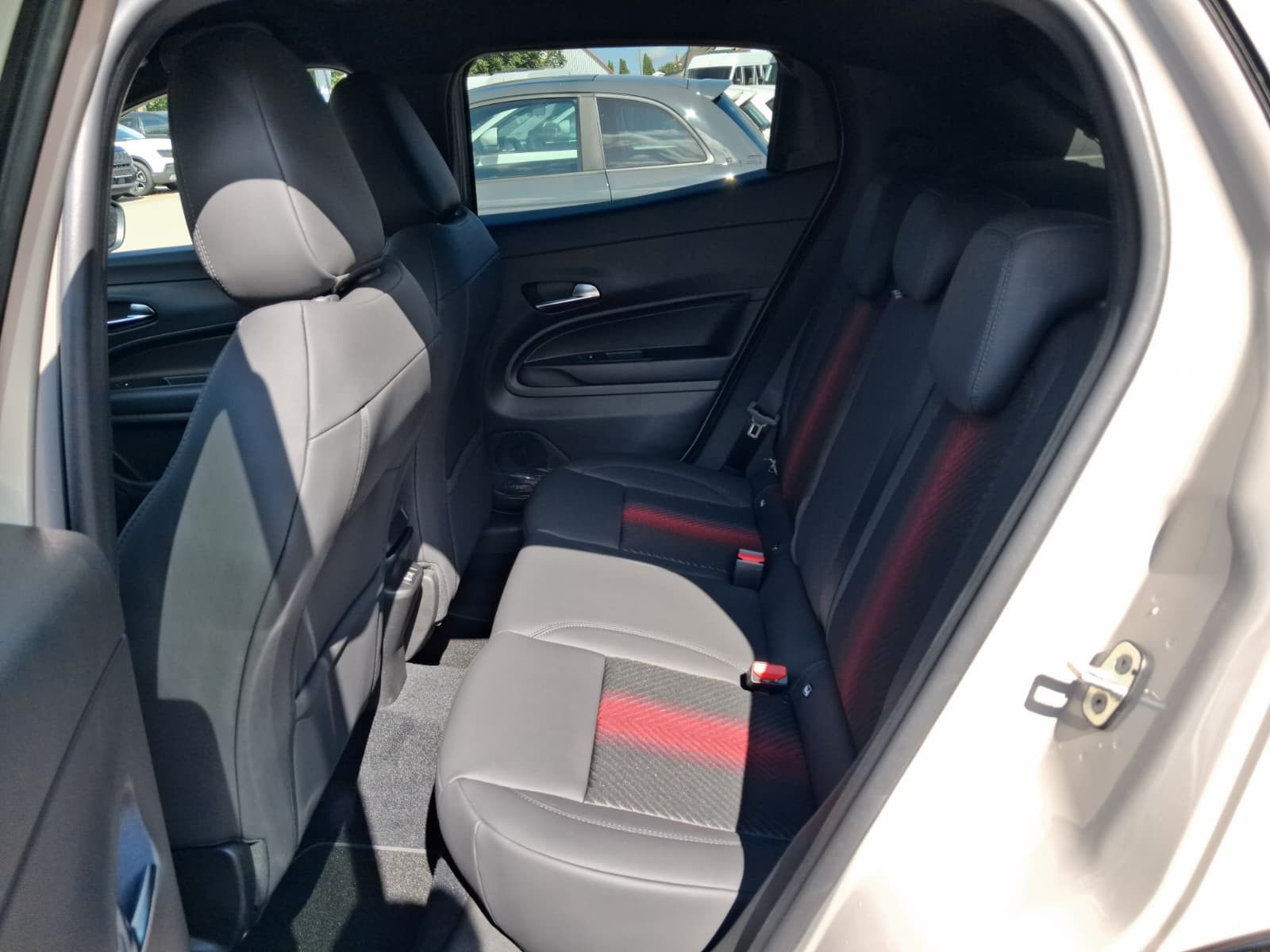 Fahrzeugabbildung Alfa Romeo Junior Ibrida 1.2 VGT 48V-Hybrid 107 kW ti