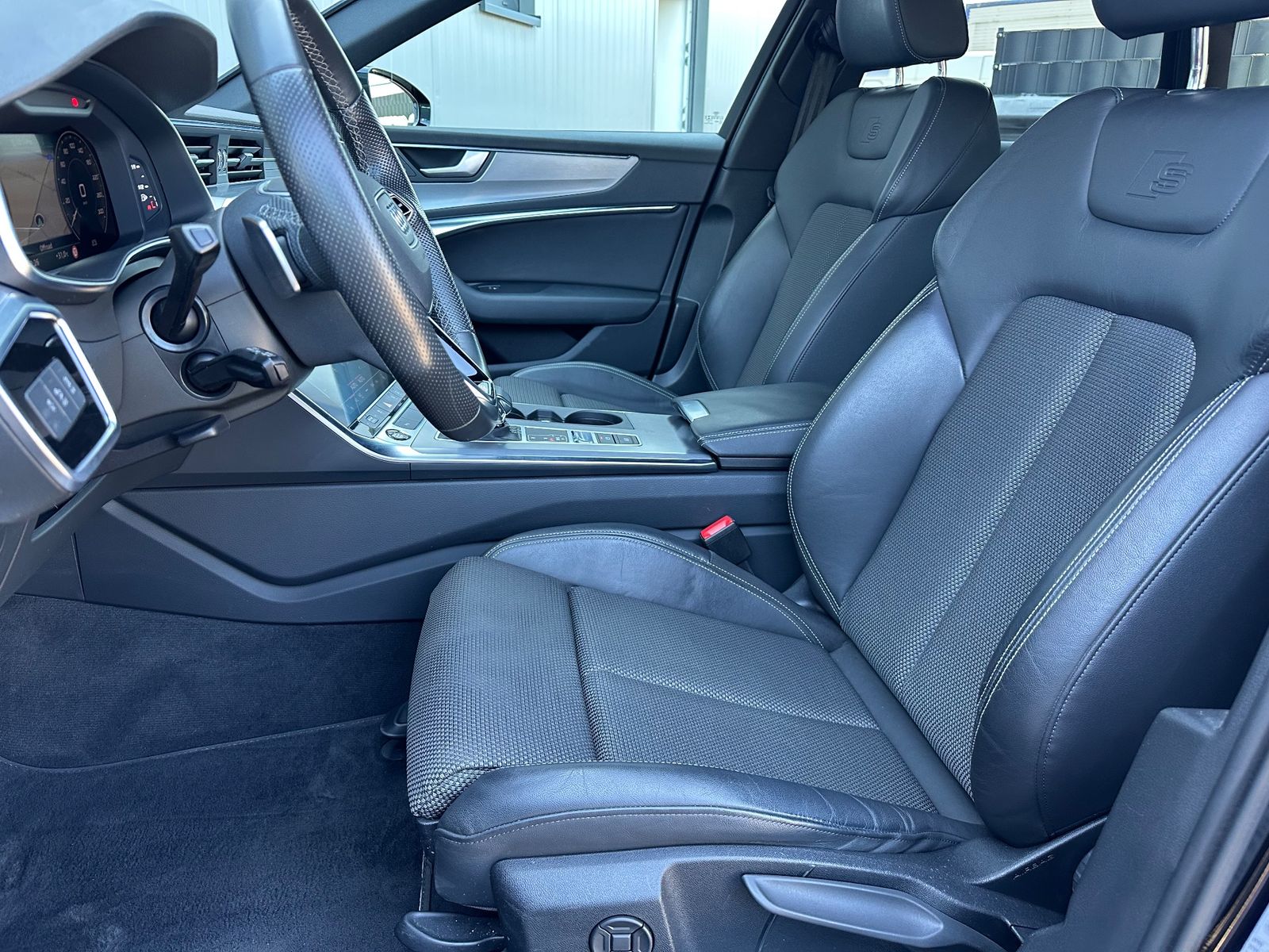Fahrzeugabbildung Audi A6 Avant 50 TFSIe Qu S-Line Black NAV+LED+19ZOLL
