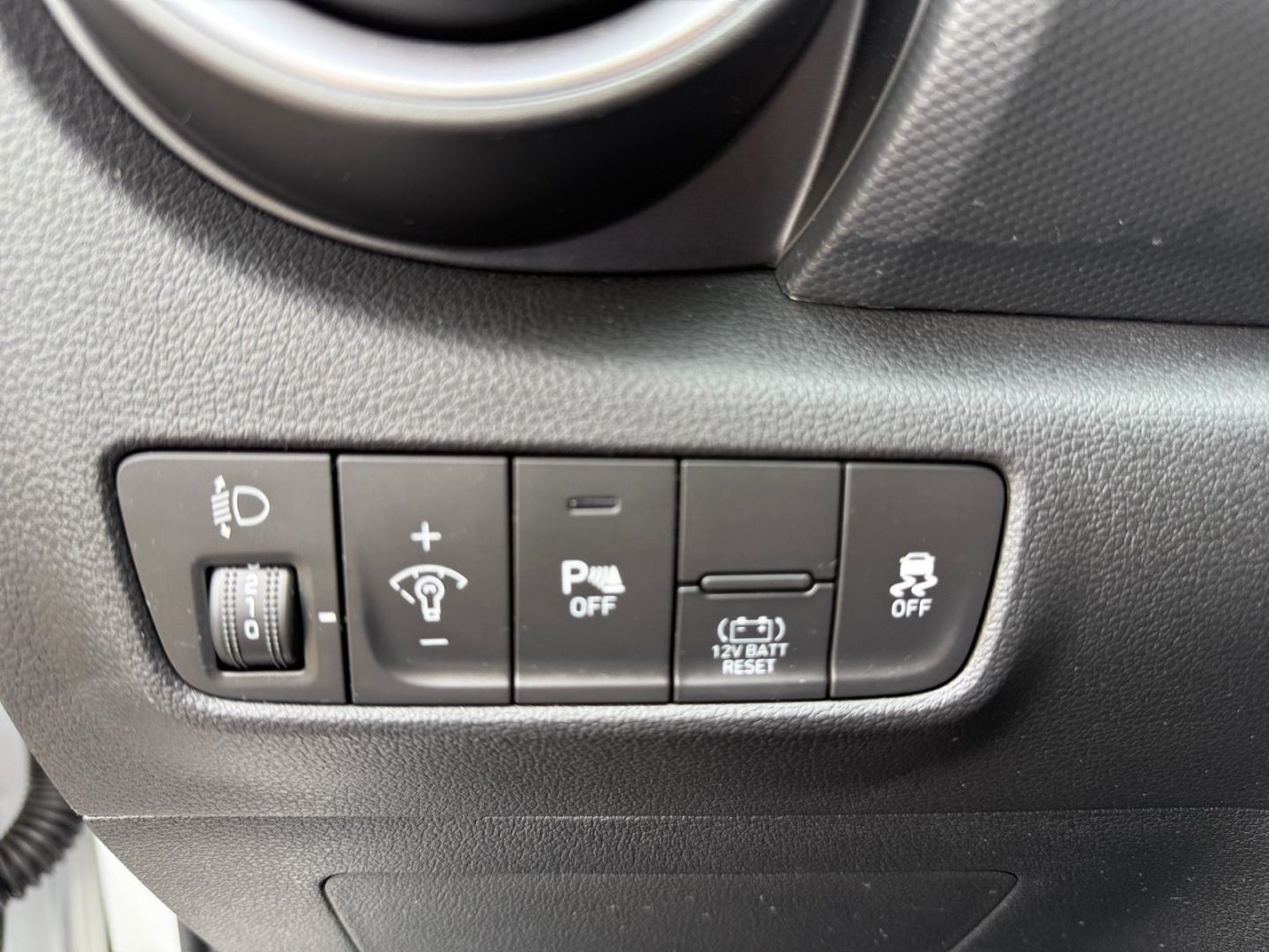 Fahrzeugabbildung Hyundai KONA 1.6 Hybrid Select Winterpaket Allwetterreif