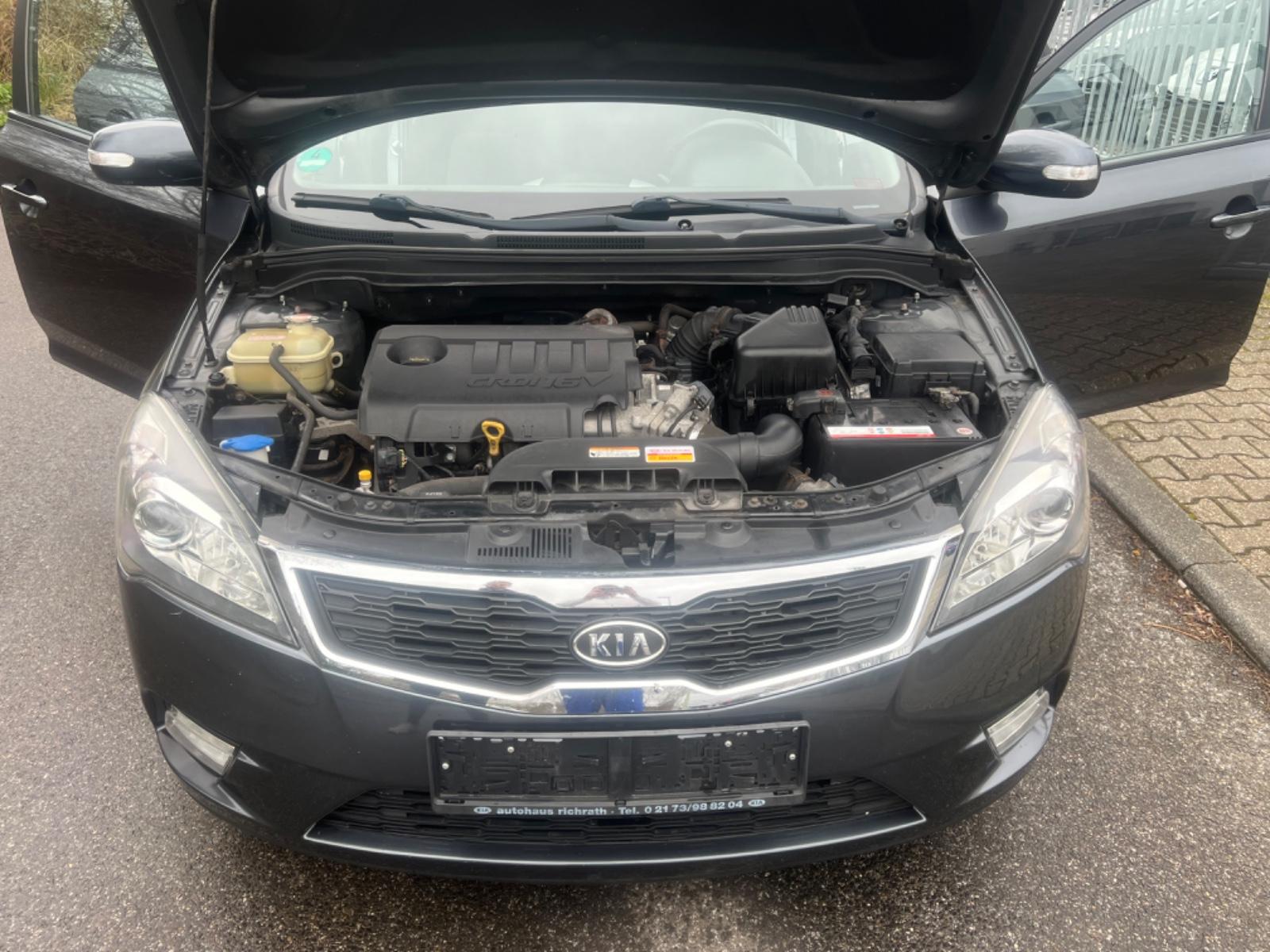 Kia cee'd 2011 — photo 16