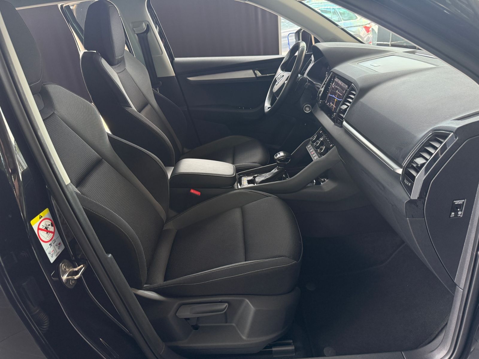 Fahrzeugabbildung SKODA KAROQ 1.5 TSI DSG AHK AMB LED NAVI