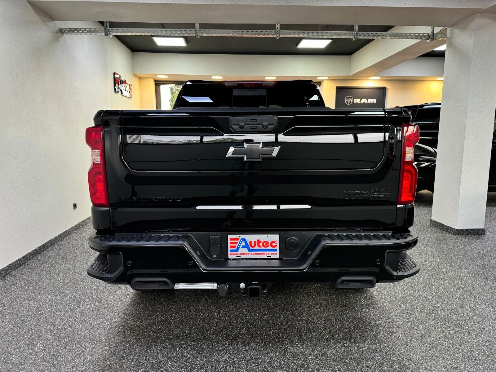Fahrzeugabbildung Chevrolet 2026 SILVERADO MIDNIGHT DURAMAX DIESEL 4x4 HC