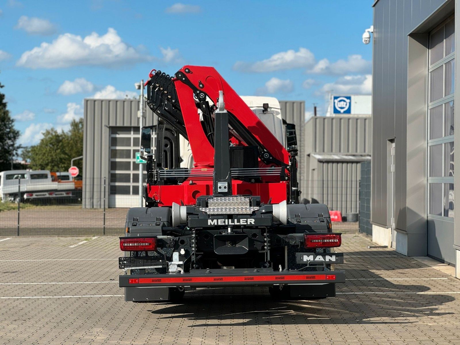 Fahrzeugabbildung MAN TGS 26.520 6x2H-4 Abrollkipper MEILLER+FASSI 235