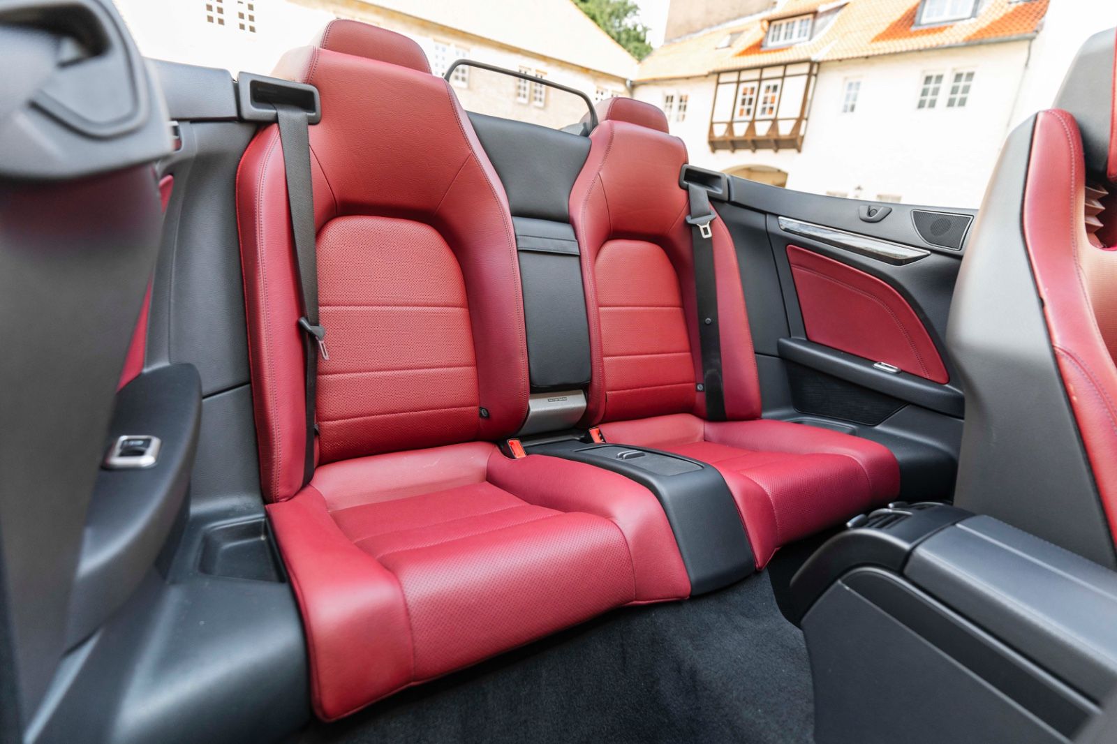 Fahrzeugabbildung Mercedes-Benz E 550 Cabriolet AMG-LINE ACC H&K LED KAM TOTW