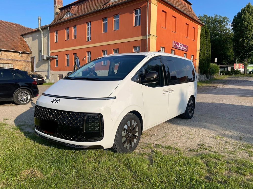 Image of Hyundai STARIA