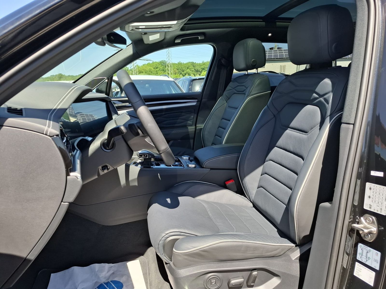 Fahrzeugabbildung Volkswagen Touareg 3.0TDI 4M R-Line VOLL Black 22" UPE 114T
