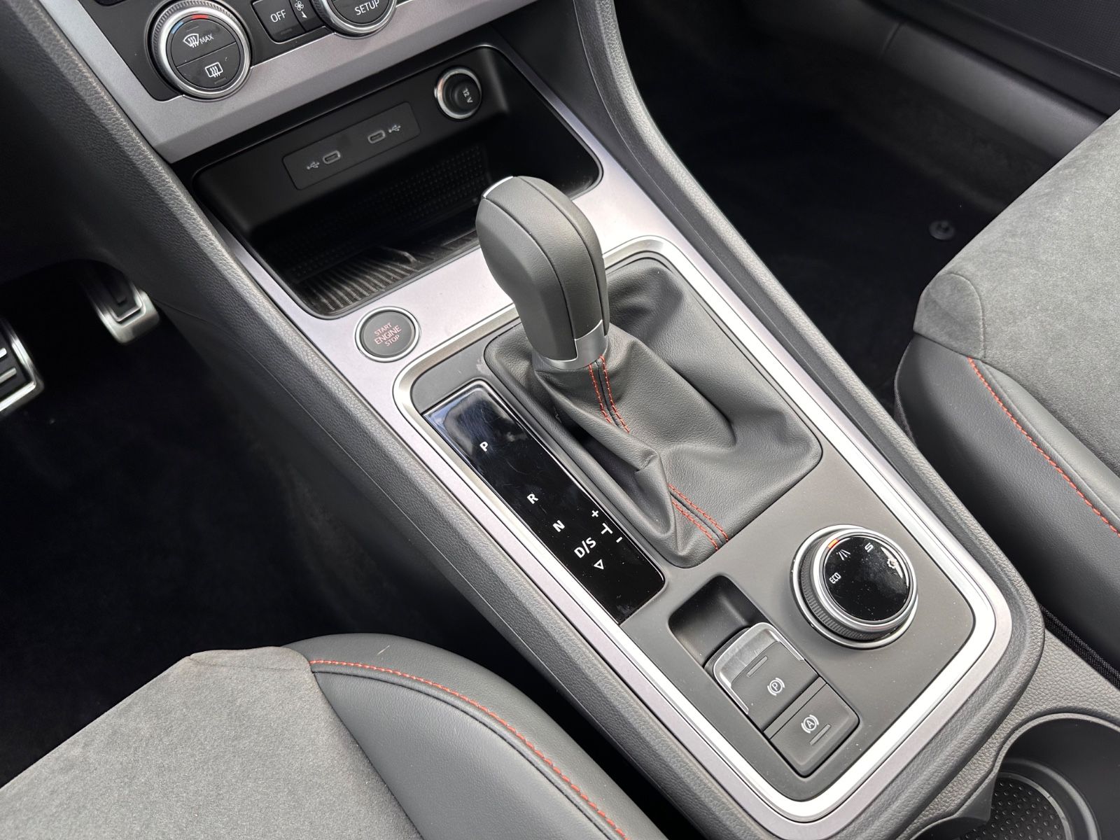 Fahrzeugabbildung SEAT Ateca FR 1.5 TSI DSG ACC/NAVI/LED/PDC/eHeck/SHZ