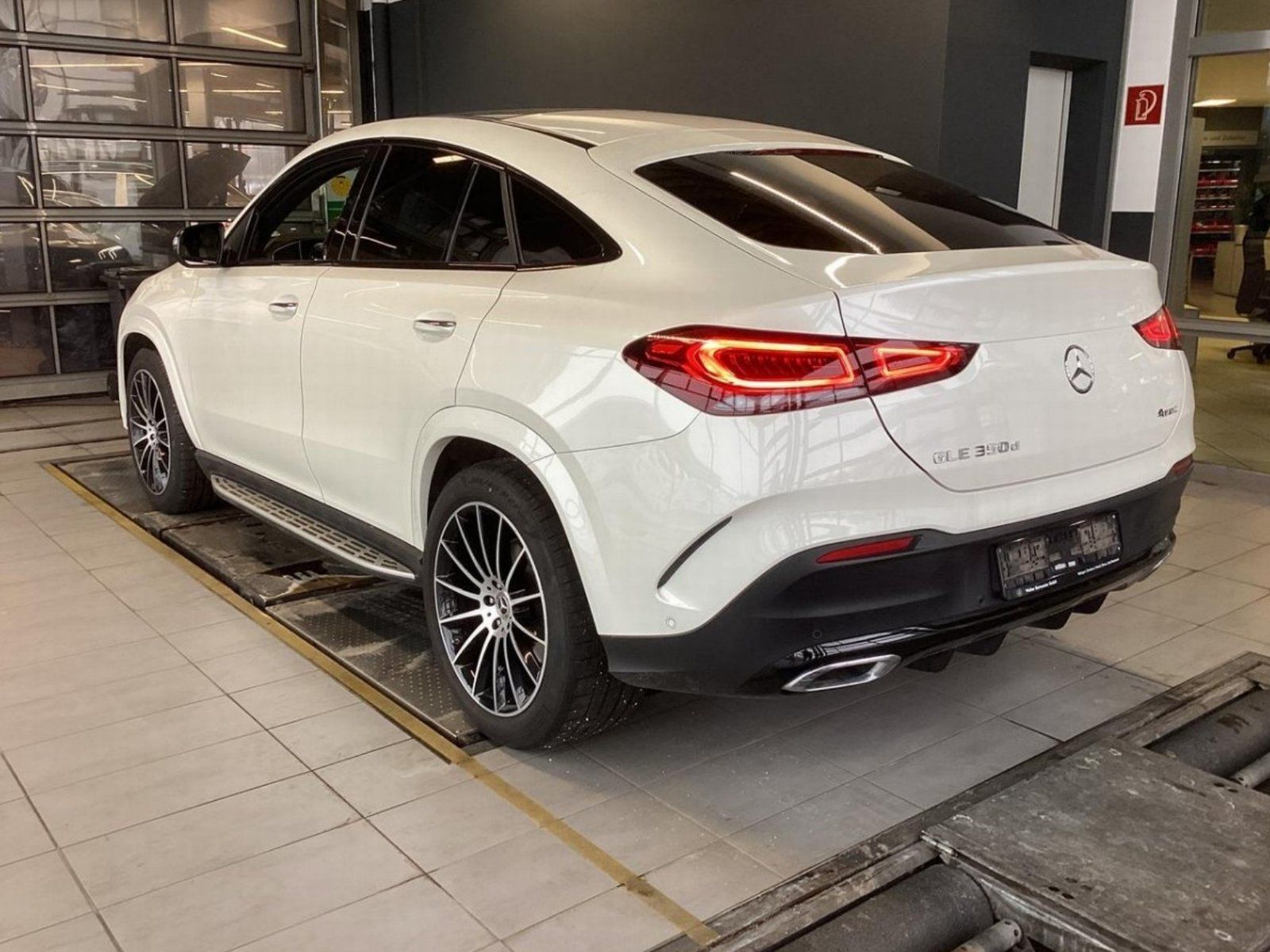 Fahrzeugabbildung Mercedes-Benz GLE 350 d Cpé AMG Pano AIRMATIC Burme MLED KeyGo