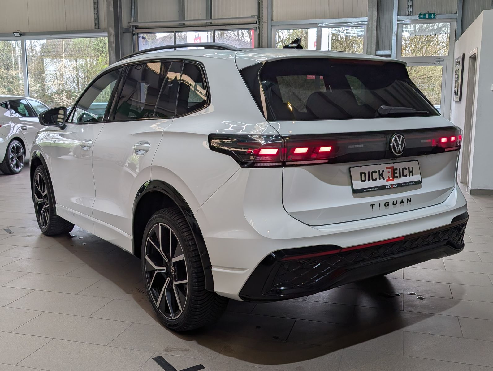 Fahrzeugabbildung Volkswagen Tiguan 2.0TDI R-Line 4M Pano Black AHK Matrix 20
