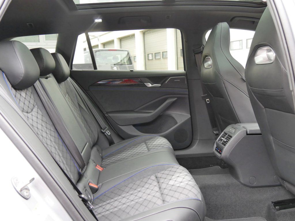 Fahrzeugabbildung Volkswagen Passat Variant R-Line 2.0  TDI DSG AHK Pano