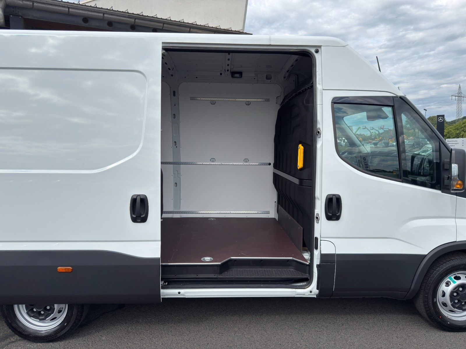 Fahrzeugabbildung Iveco Daily 35S14B V Airlineschienensystem *AHK 3,5 t*