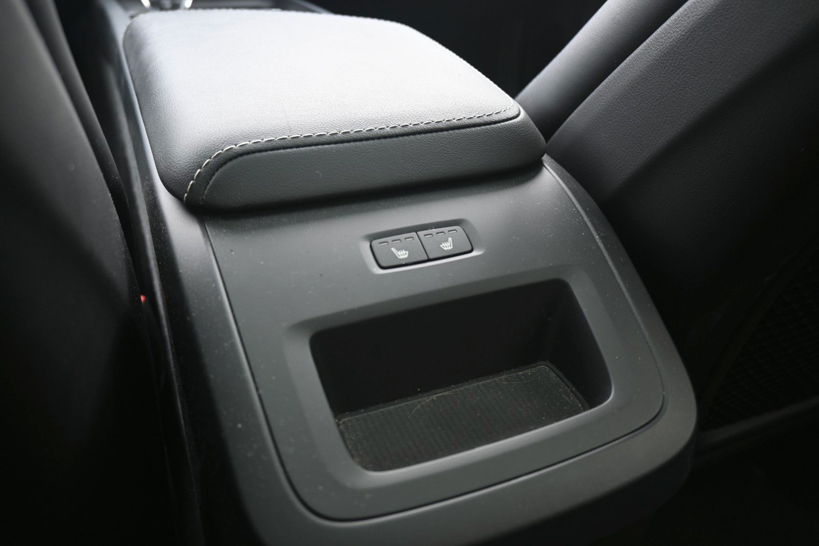 Fahrzeugabbildung Volvo XC60 B4 Benzin FWD Plus Dark*STHZG*360°*ACC*AHK
