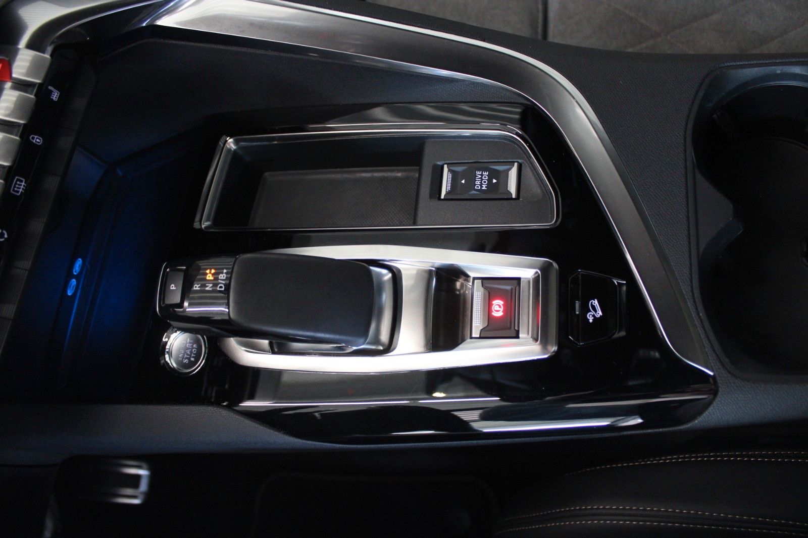 Fahrzeugabbildung Peugeot 3008 HYBRID4 300 e-EAT8 GT Full LED Panodach uvm