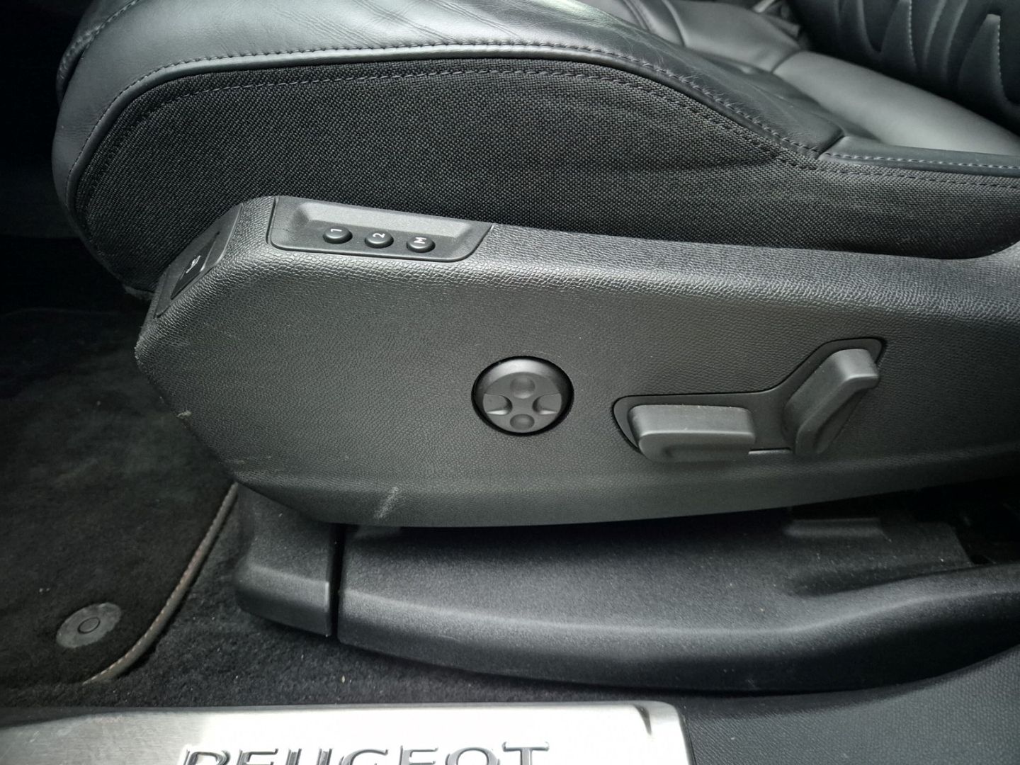 Fahrzeugabbildung Peugeot 3008 Hybrid 225 GT El. Panodach Navi Leder Digit