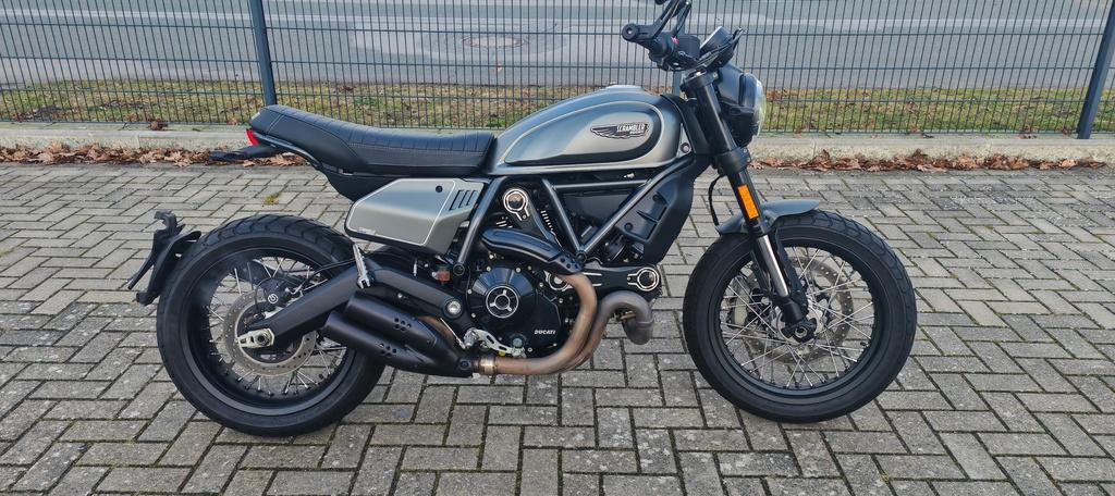 Ducati Scrambler NIGHTSHIFT 800 + HELM