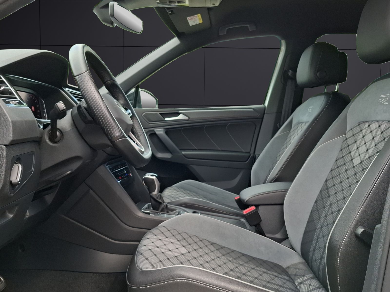 Fahrzeugabbildung Volkswagen Tiguan TSI R-Line DSG 4M Matrix AHK Navi AID ACC