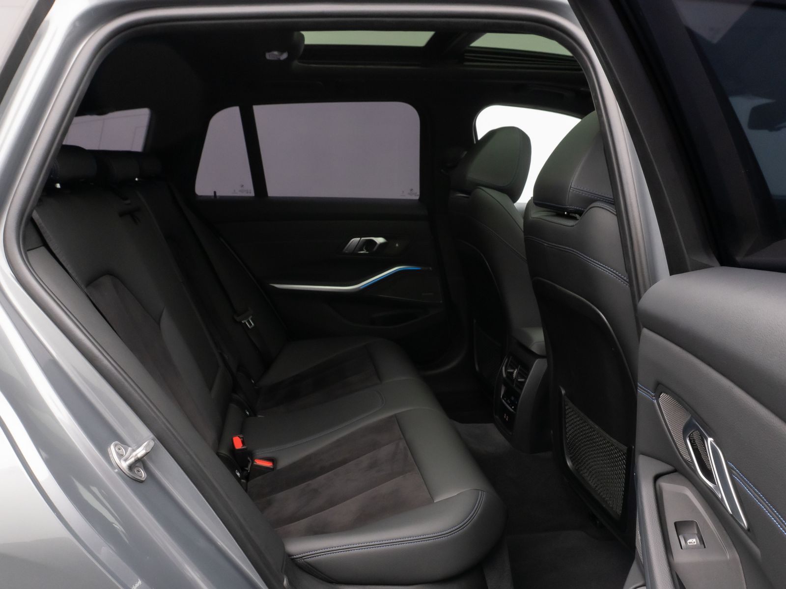 Fahrzeugabbildung BMW 330i M Sport Kamera DAB HUD H/K Komfort Panorama