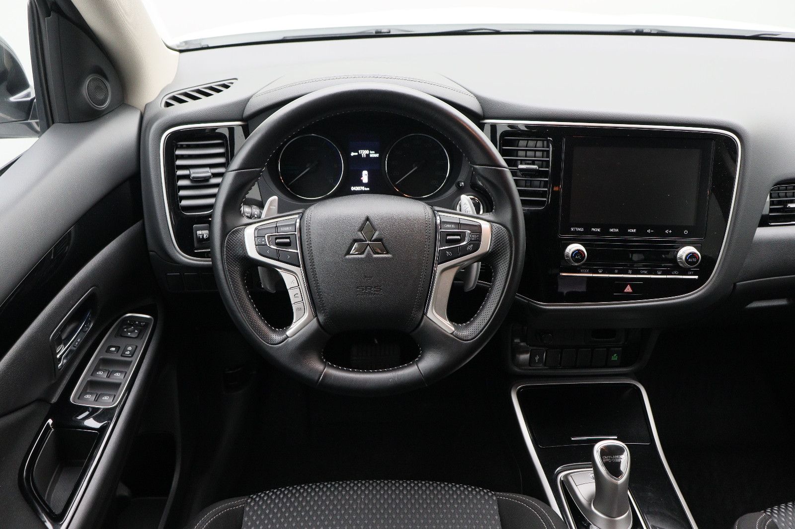 Fahrzeugabbildung Mitsubishi Outlander PHEV 2.4 Basis 4WD