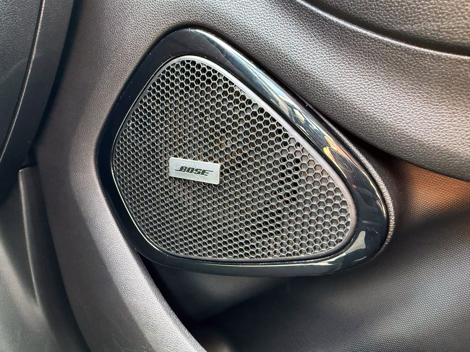 Fahrzeugabbildung Renault ZOE R135 Iconic 52kWh KAM NAV BOSE SHZ PDC LED