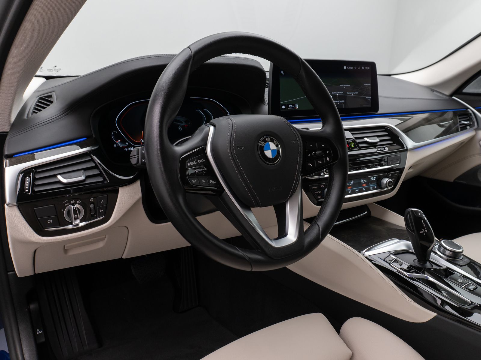 Fahrzeugabbildung BMW 520i Luxury Line Kamera HUD DAB B&W Alarm Sport