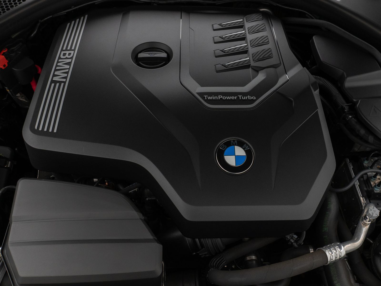 Fahrzeugabbildung BMW 330i HUD DAB CockPitPro DrivAssist PDC LED Alarm