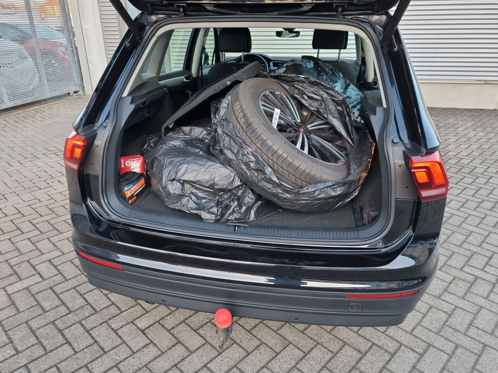 Fahrzeugabbildung Volkswagen Tiguan 2.0 TDI DSG 4M LED ACC eKLAPPE KAMERA