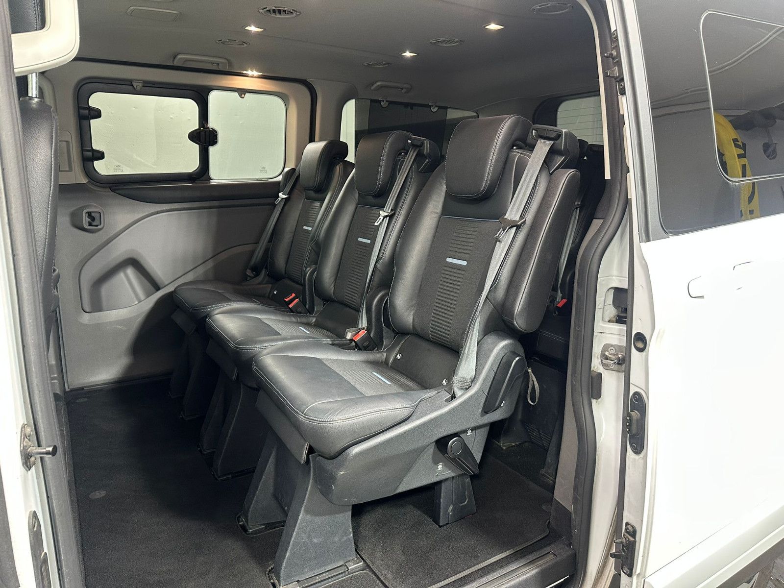 Fahrzeugabbildung Ford Tourneo Custom 320  L1H1 *AHK*ACTIVE*8-Sitzer*