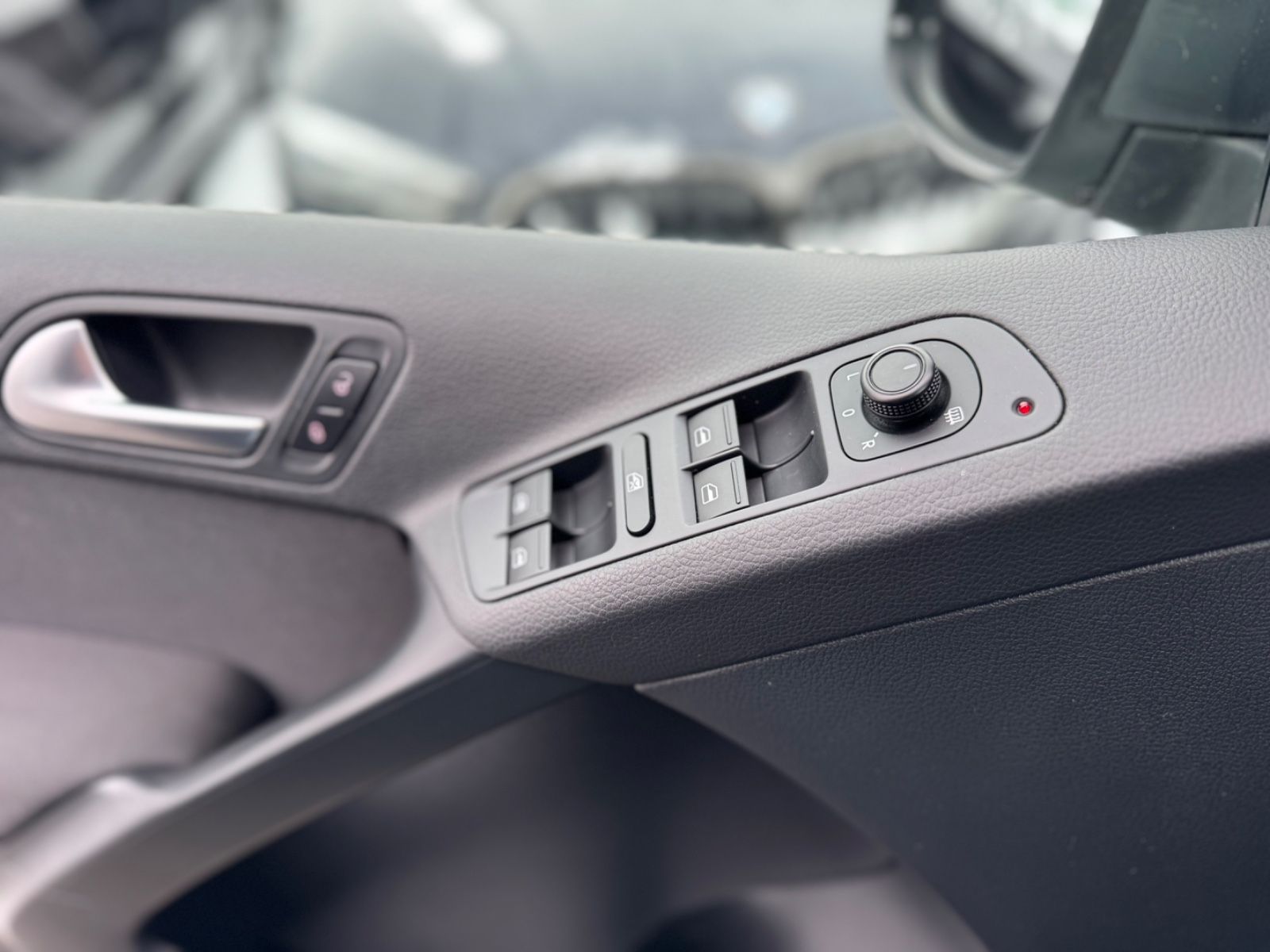 VW-Tiguan *Sithz*NAVI*Temp*PDC*2-Z.Klima*AHK*