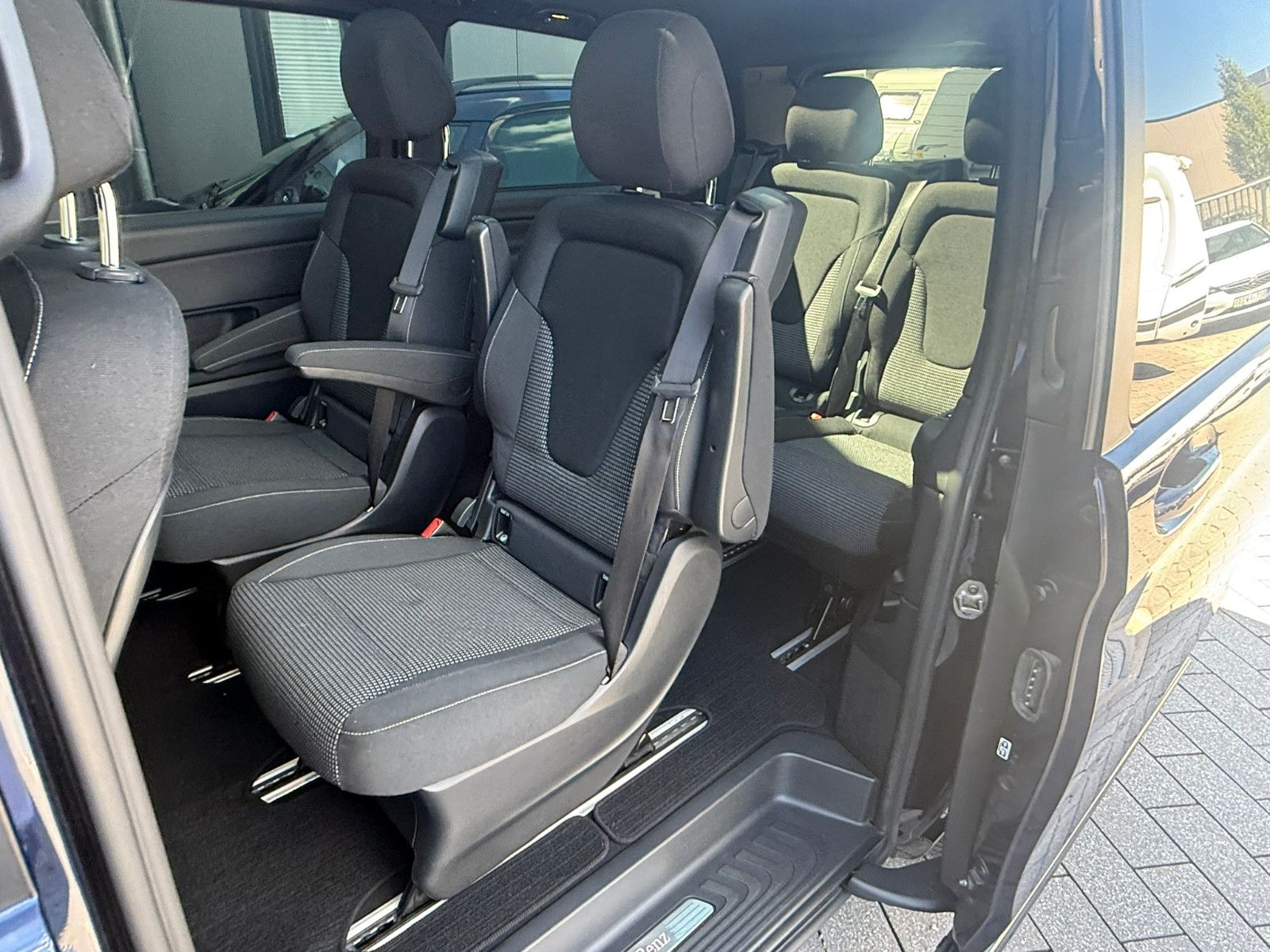 Fahrzeugabbildung Mercedes-Benz V 300 d EDITION 4MATIC lang AMG Line