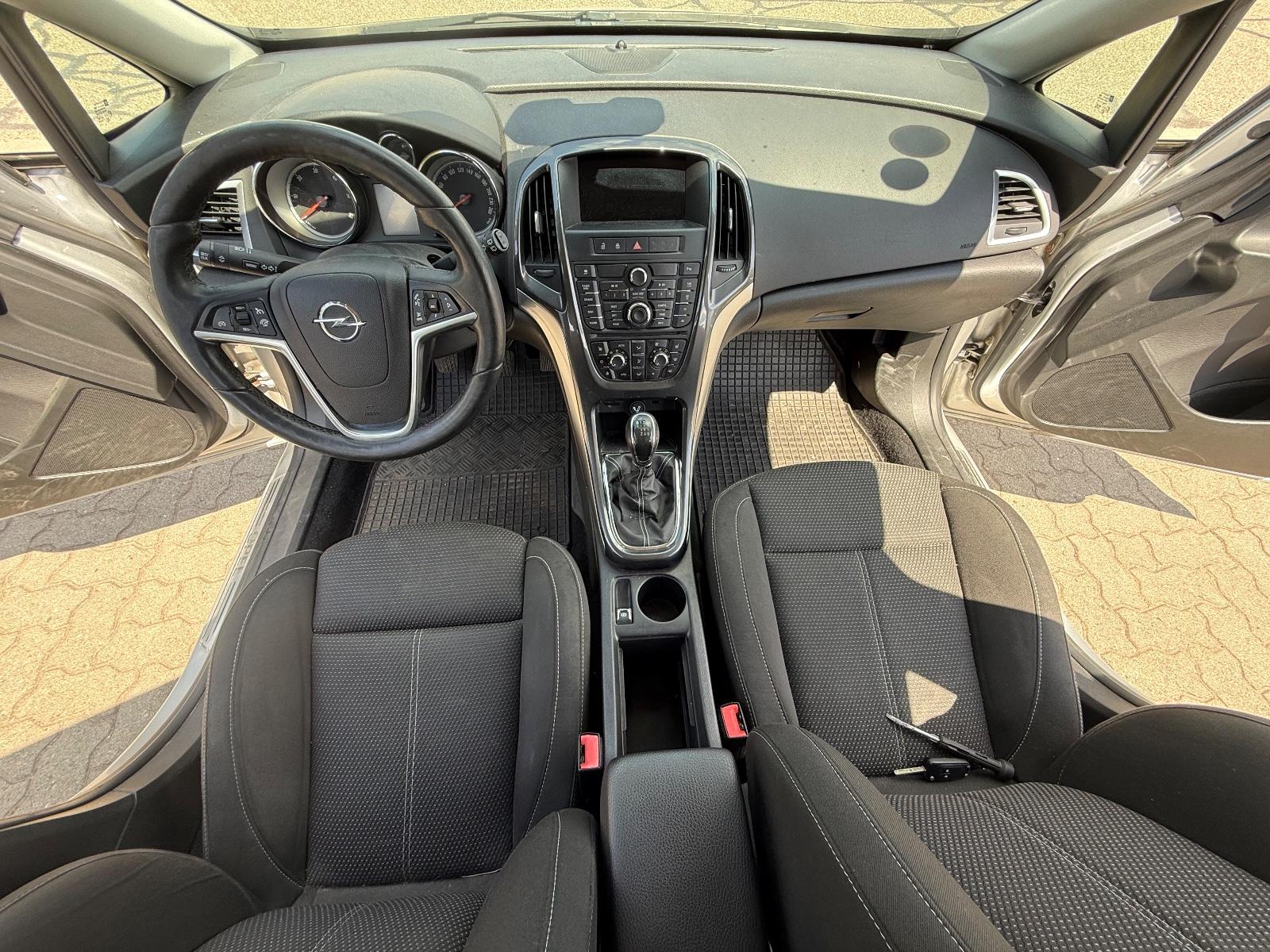 Opel Astra 2013 — photo 11